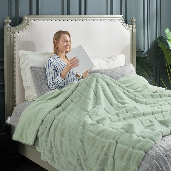 Cozy Bliss Faux Fur Throw Blanket - Image 3