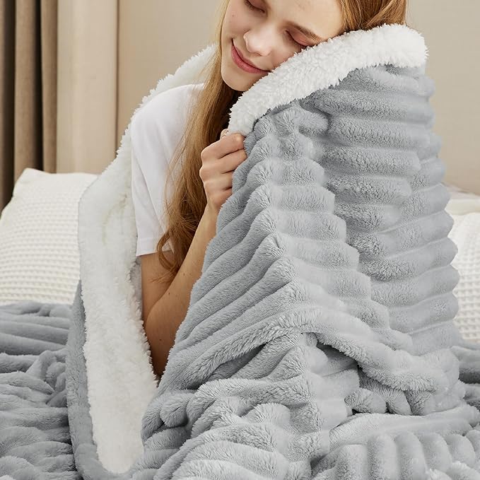 Bedsure Sherpa Blanket Twin Size - Image 2