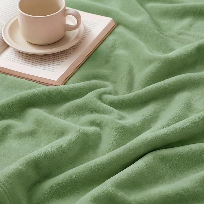 Bedsure GentleSoft Fleece Blanket Twin Size Green - Image 5