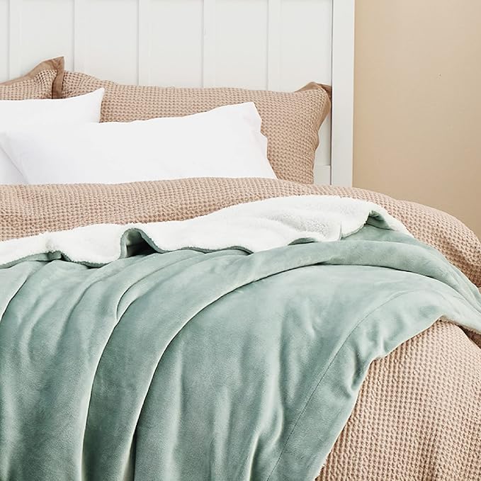 Bedsure GentleSoft Sherpa Fleece Throw Blanket - Image 4
