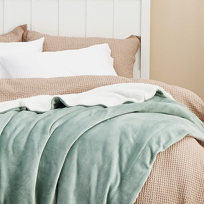 Bedsure GentleSoft Sherpa Fleece Blanket Queen Size - Image 4