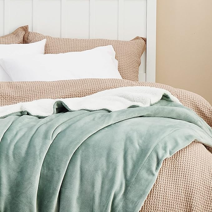 Bedsure GentleSoft Sherpa Fleece Twin Size Blanket - Image 4