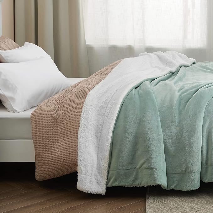 Bedsure GentleSoft Sherpa Fleece Throw Blanket - Image 6
